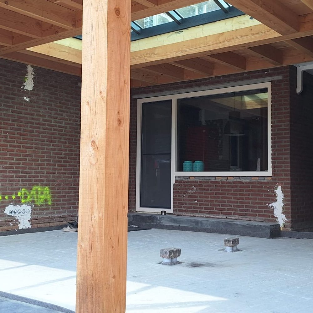 Overkapping in aanbouw.