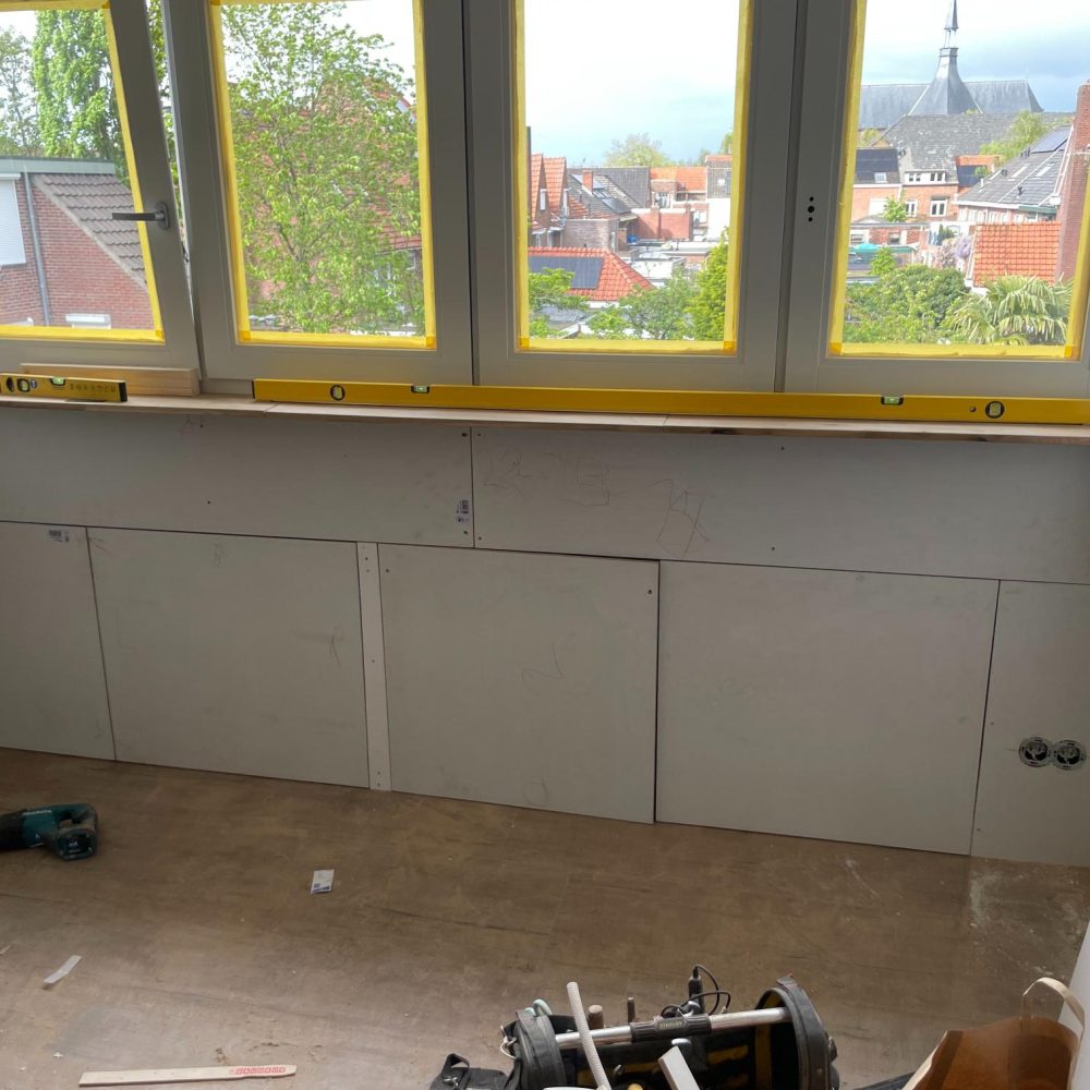 Slimmen opbergruimte onder de dakkapel d.mv. kasten