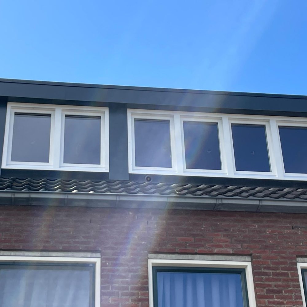 Dakkapel plaatsen aan de buitenzijde van een woning op een schuin dak voor extra ruimte en licht